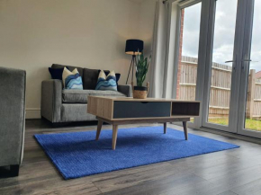 Cheerful 4 - Tranquil Oasis Modern and Spacious Retreat 4-Bedroom with Private Parking and Serene Gardens